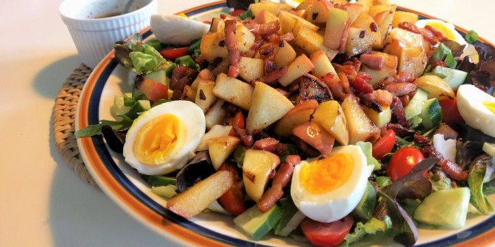 Salade met gebakken appeltjes en spek